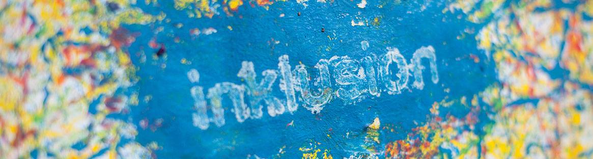 Ein gemalter Schriftzug Inklusion.